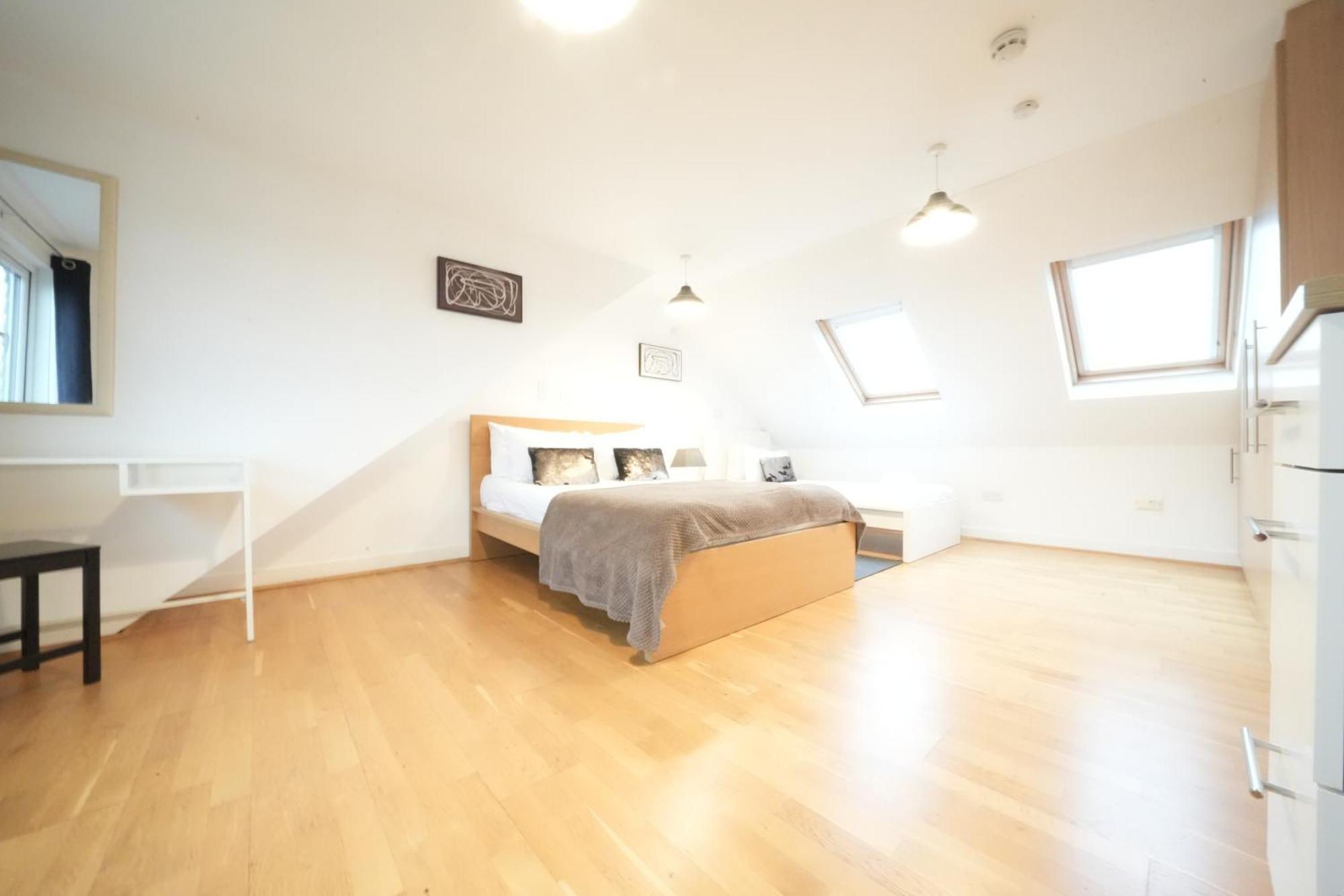 Great Airport Sleep Apartment Harmondsworth Екстериор снимка