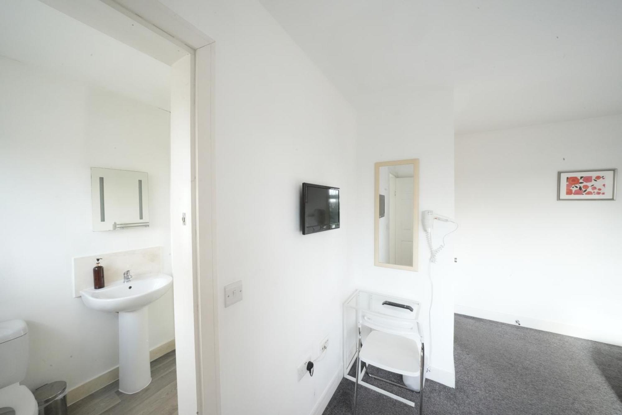 Great Airport Sleep Apartment Harmondsworth Екстериор снимка
