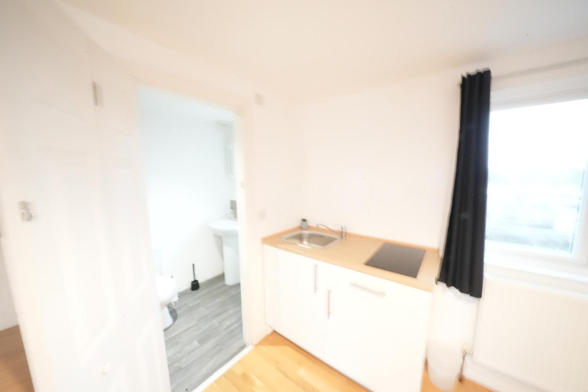 Great Airport Sleep Apartment Harmondsworth Екстериор снимка
