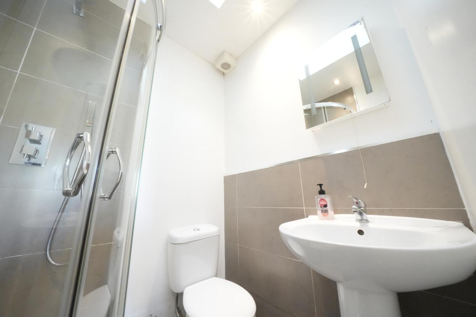 Great Airport Sleep Apartment Harmondsworth Екстериор снимка